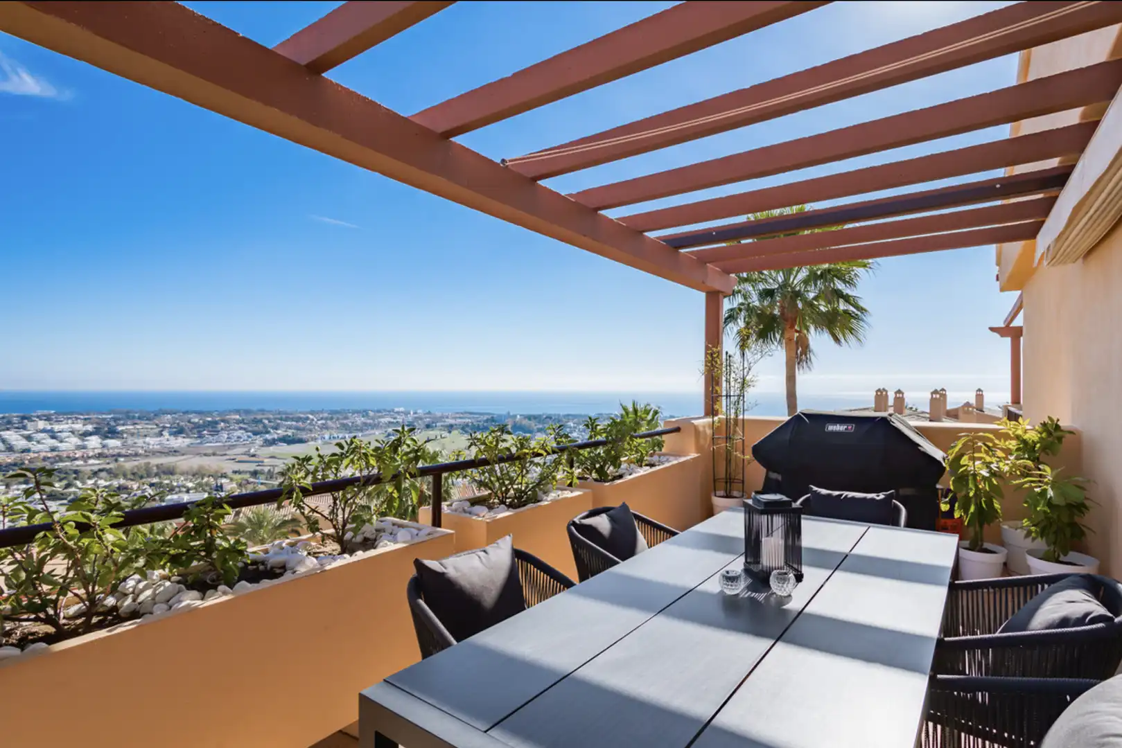 Terrasse von Wohnungen zum Verkauf in Benahavís mit Klimaanlage, Terrasse und Möbliert