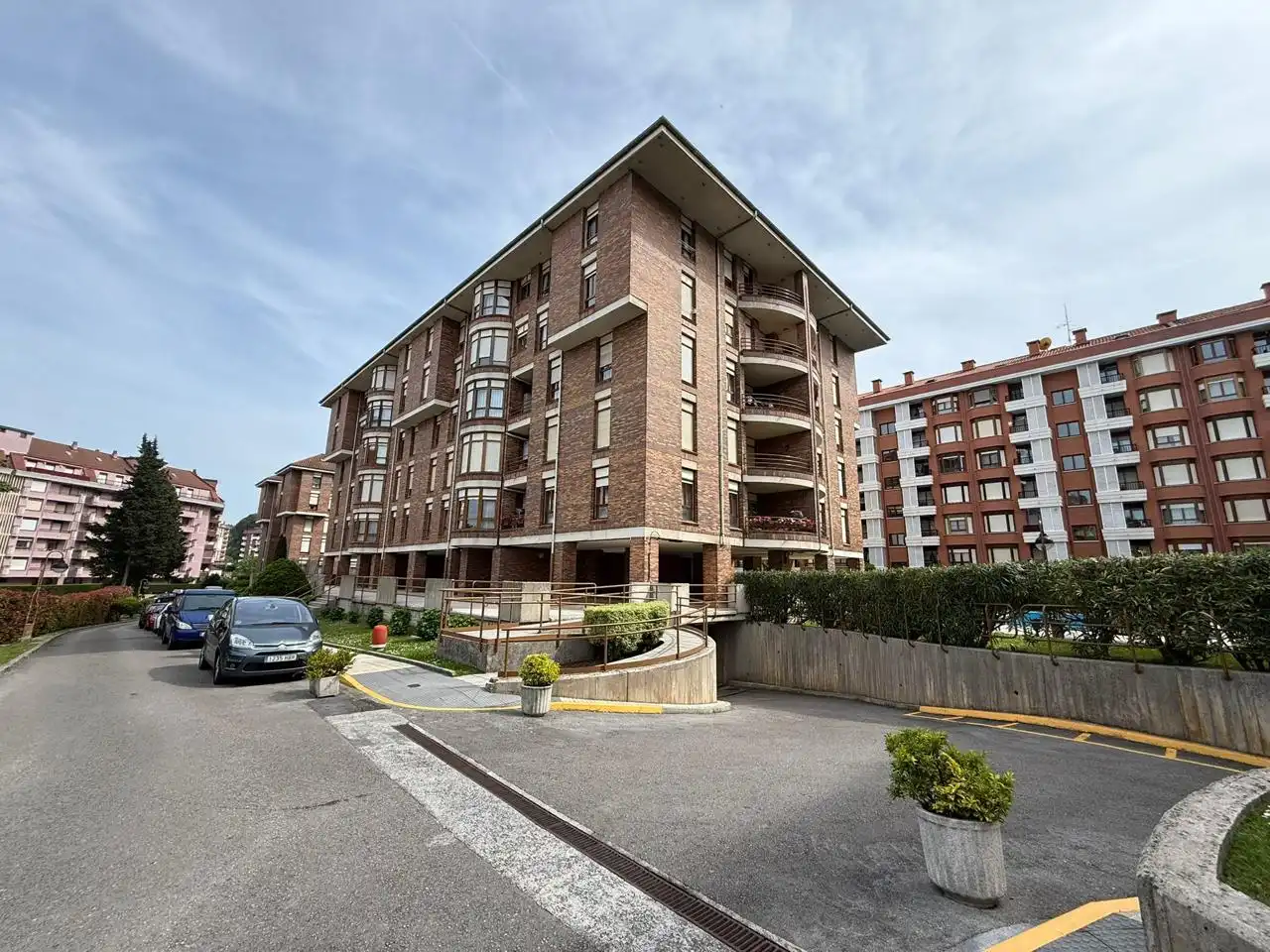 Vista exterior de Piso en venta en Castro-Urdiales con Calefacción, Parquet y Piscina comunitaria