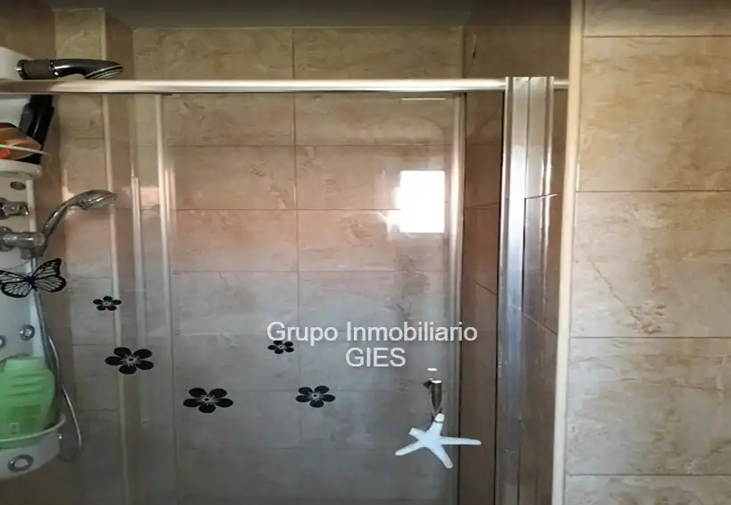 Badezimmer von Einfamilien-Reihenhaus zum Verkauf in Sueca mit Klimaanlage, Heizung und Privatgarten