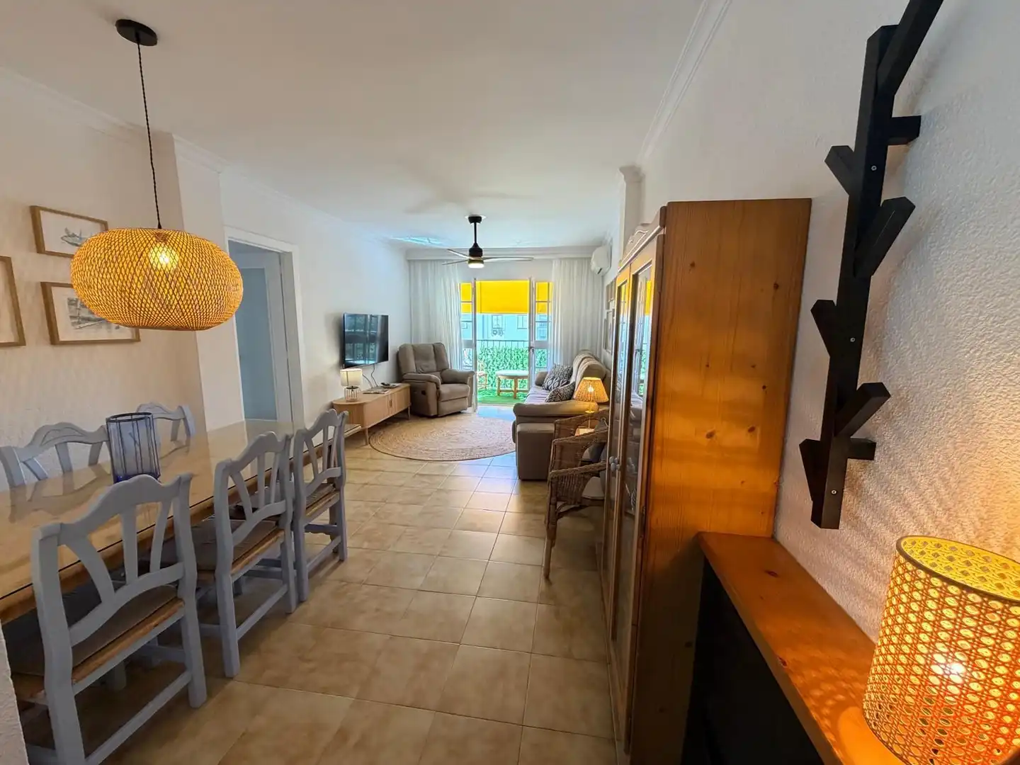 Sala d'estar de Pis de lloguer en Benalmádena amb Aire condicionat i Moblat