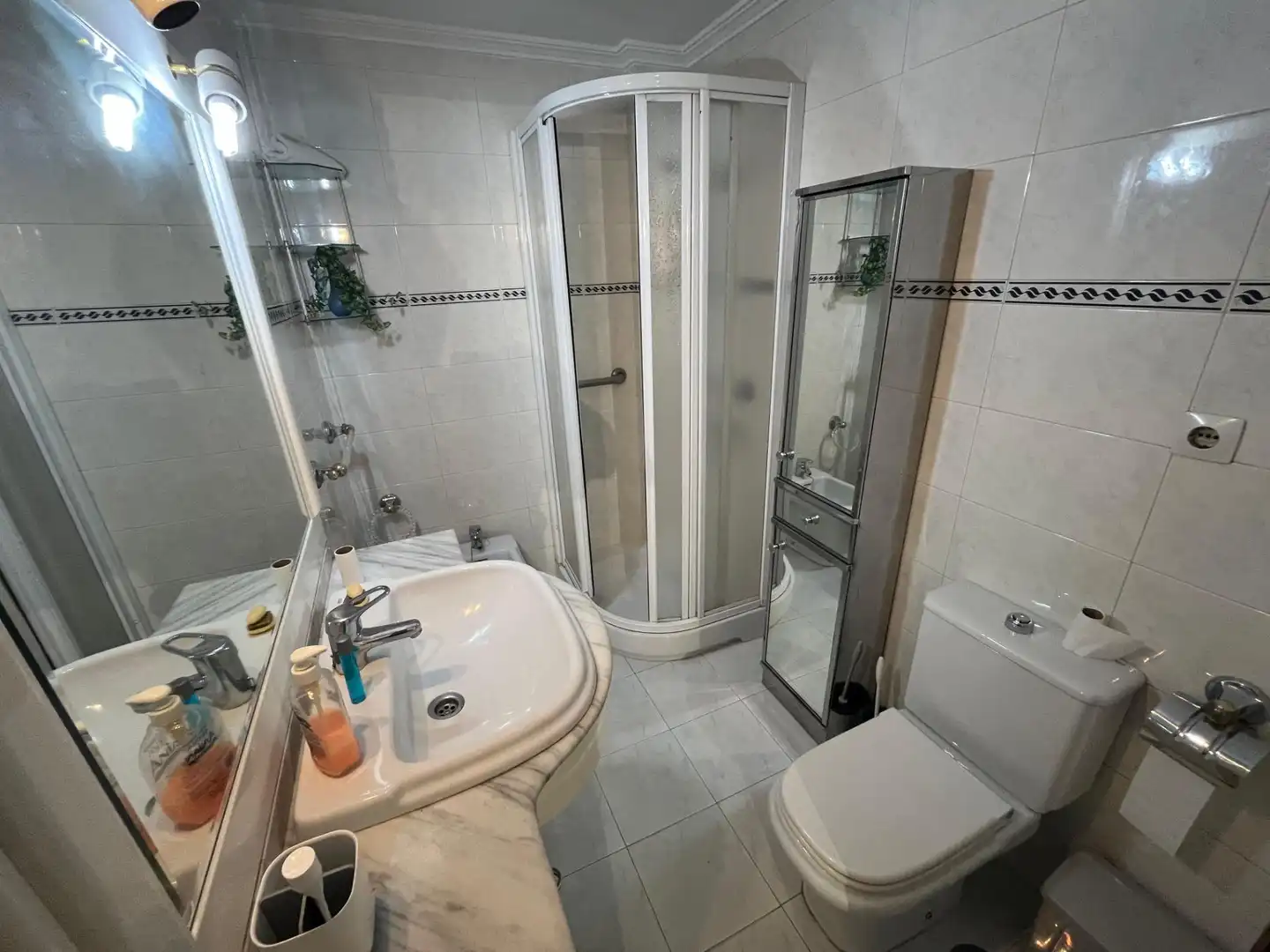 Bathroom of Flat for rent in Sevilla  with Air Conditioner and Furnished