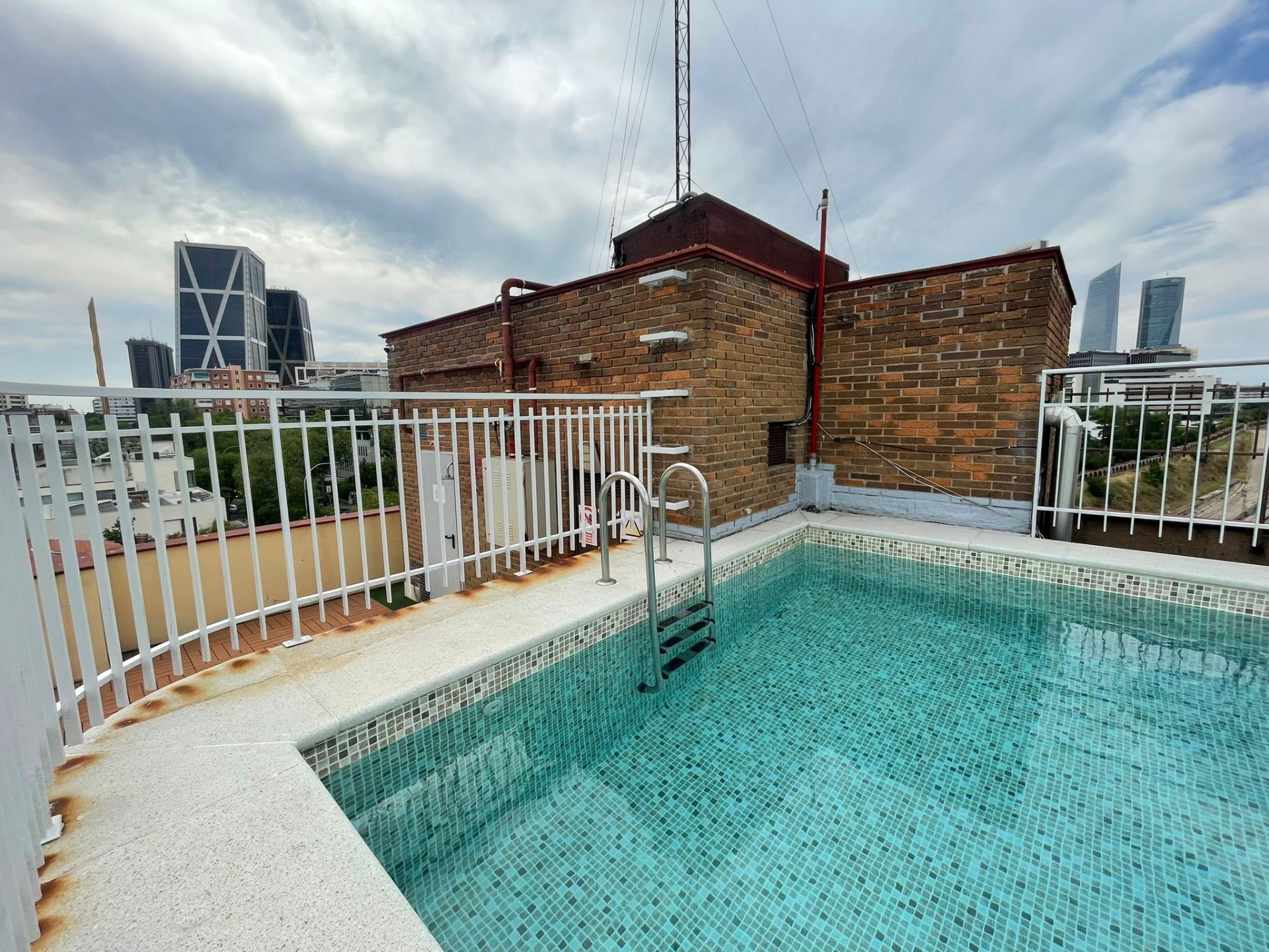 Piscina de Apartament en venda en  Madrid Capital amb Calefacció, Terrassa i Piscina comunitària