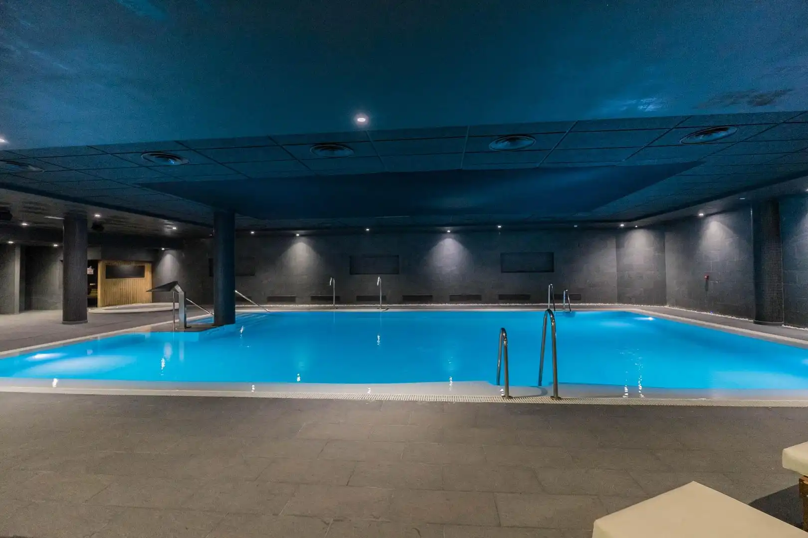 Swimming pool of Flat for sale in Benahavís  with Air Conditioner, Heating and Private garden