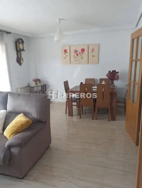 Menjador de Casa adosada en venda en Alesanco amb Calefacció, Parquet i Terrassa