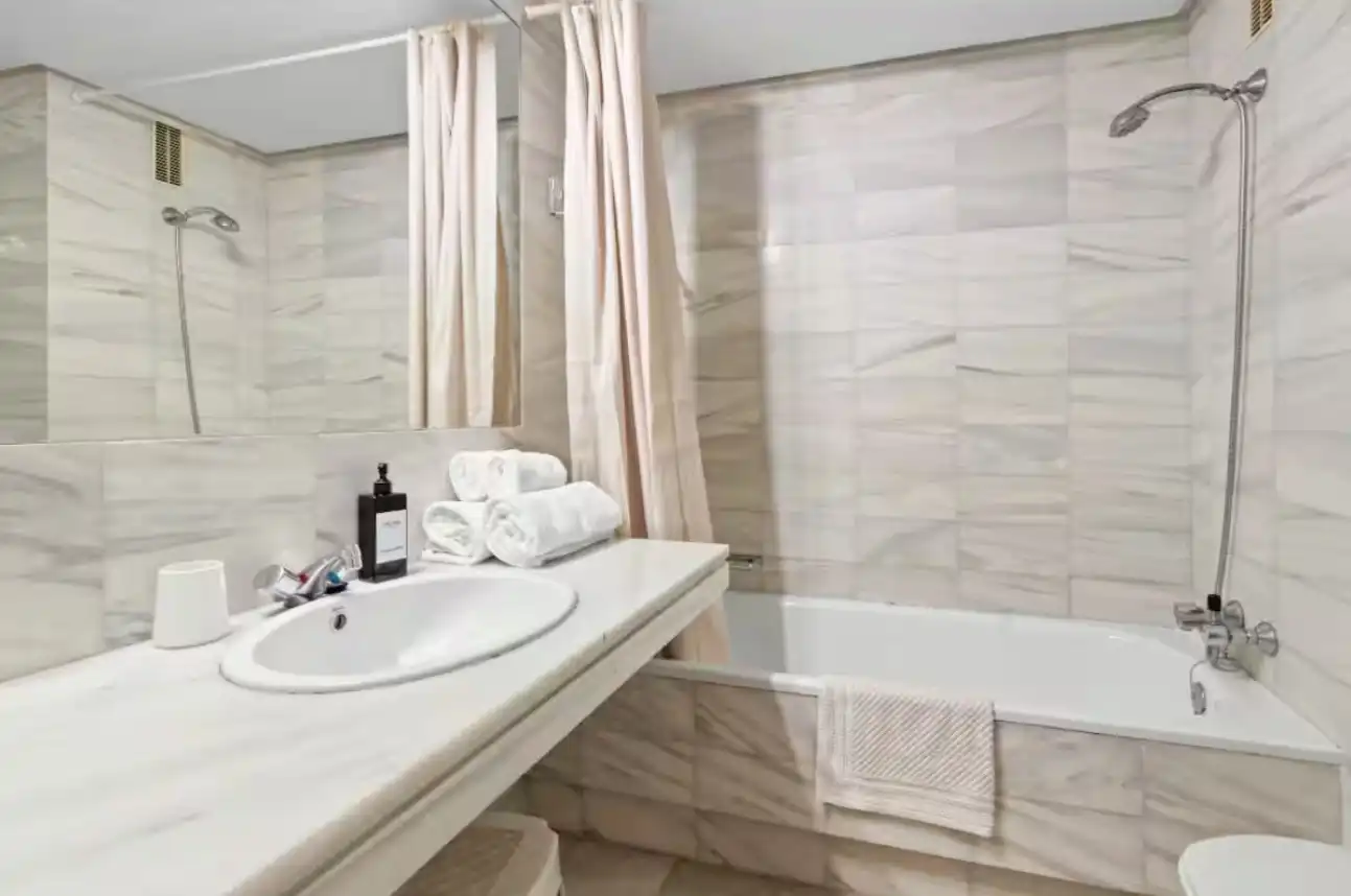 Bany de Apartament de lloguer en Marbella amb Aire condicionat, Calefacció i Parquet