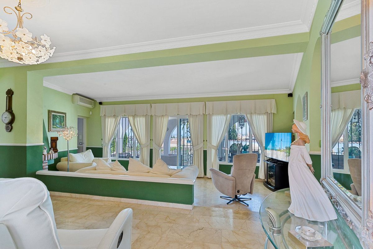Living room of House or chalet for sale in Fuengirola  with Air Conditioner, Private garden and Swimming Pool