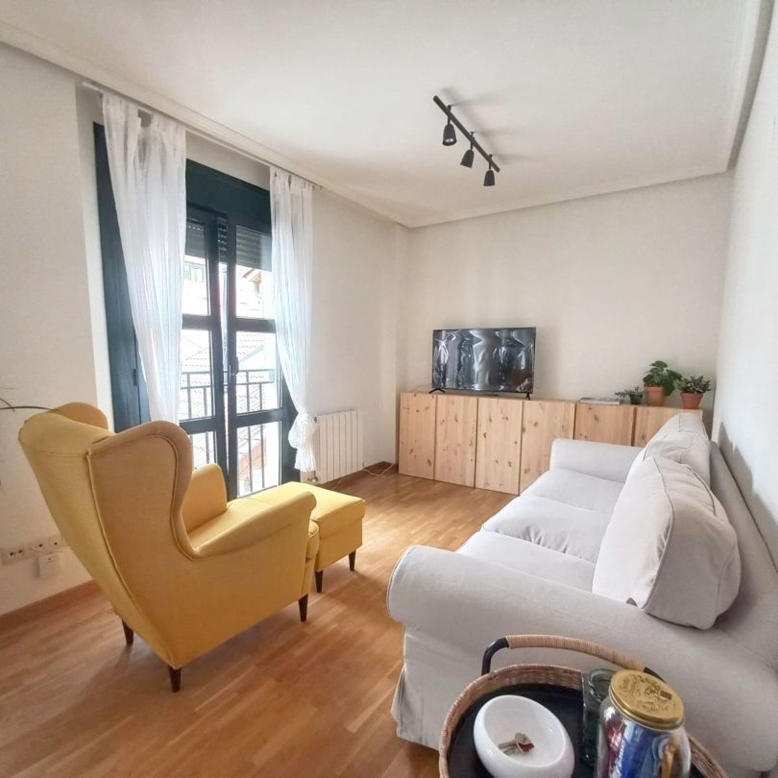 Sala d'estar de Pis de lloguer en Gijón  amb Calefacció i Moblat