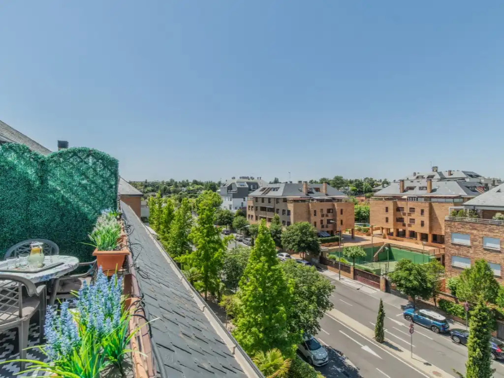 Vista exterior de Dúplex de lloguer en Majadahonda amb Jardí privat, Terrassa i Piscina