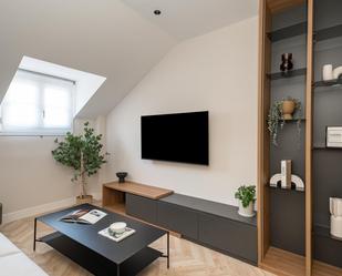 Sala d'estar de Apartament en venda en  Madrid Capital amb Aire condicionat