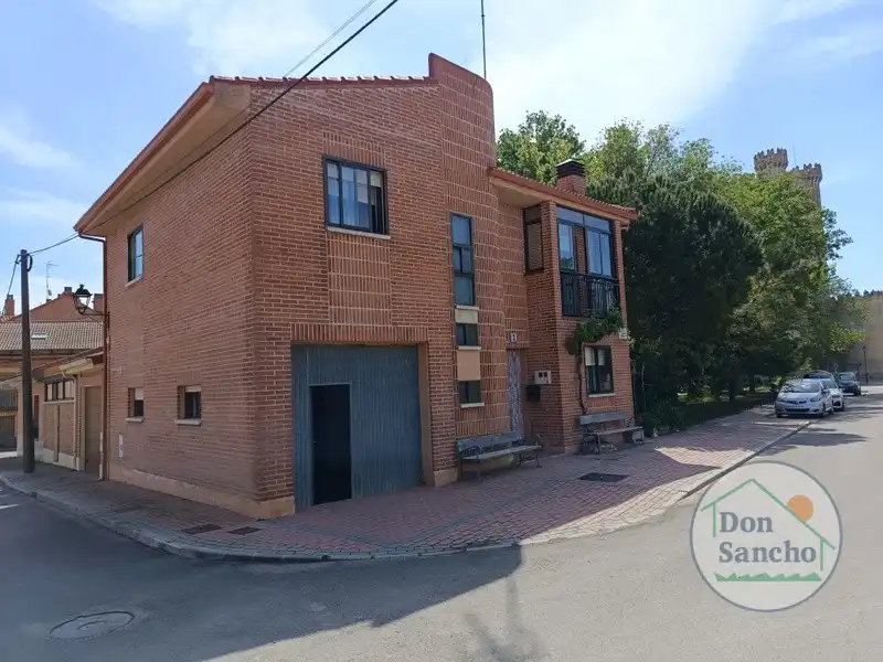 Vista exterior de Casa o xalet en venda en Fuensaldaña amb Calefacció i Balcó