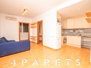Appartamento con balcone in vendita a Carrer de la Democràcia