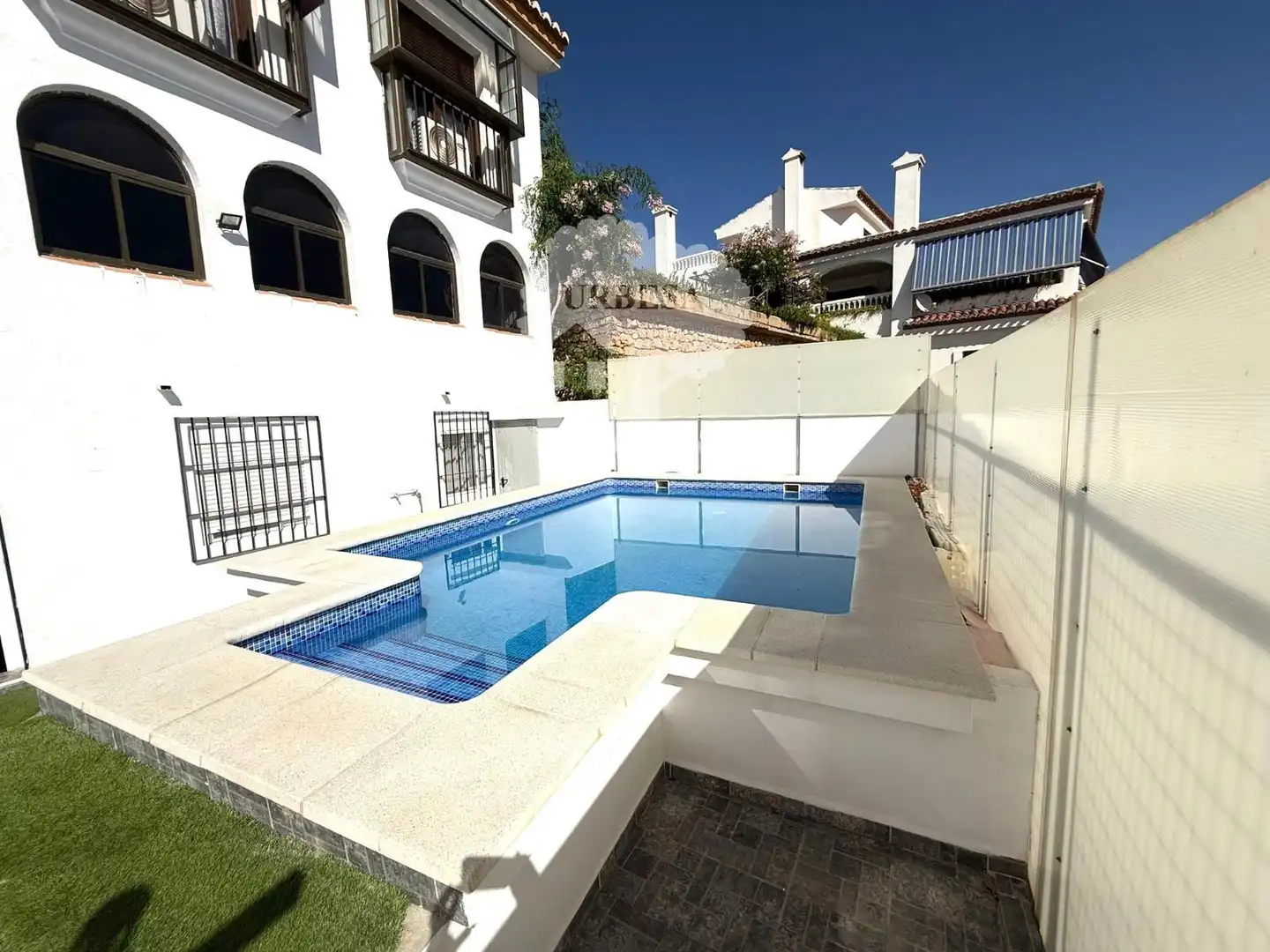 Schwimmbecken von Einfamilien-Reihenhaus zum Verkauf in Motril mit Klimaanlage, Heizung und Schwimmbad