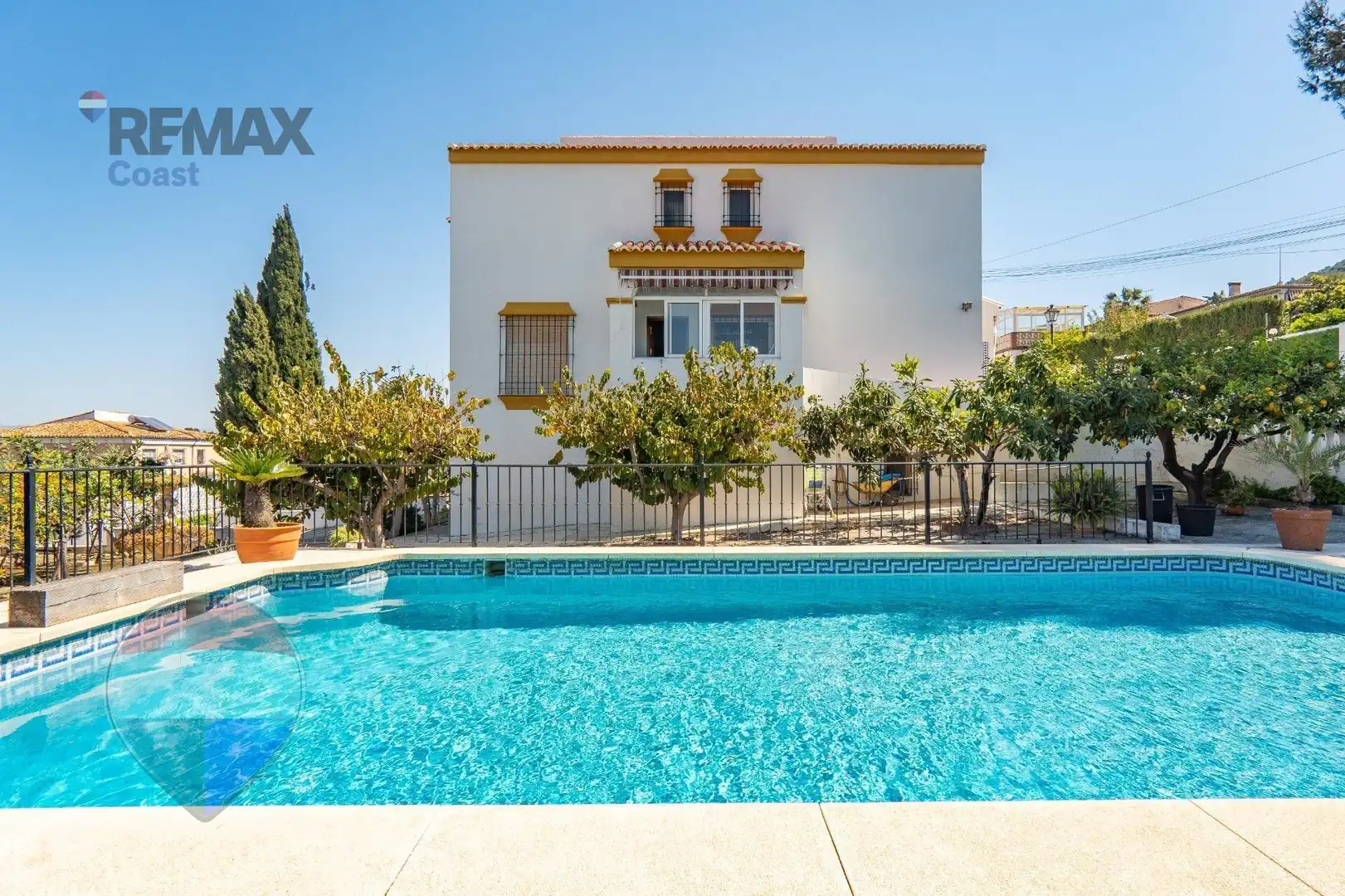 Vista exterior de Casa o xalet en venda en Alhaurín de la Torre amb Piscina comunitària
