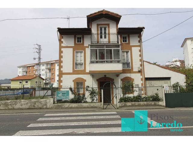 Casa-chalet en Venta en Calle La Quinta en Colindres