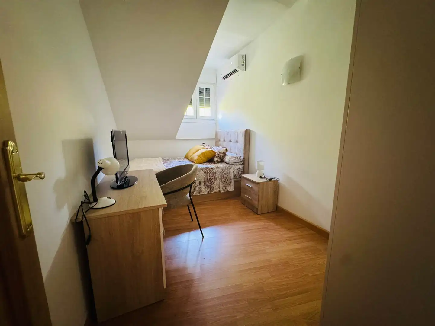 Bedroom of Duplexes for rent in Sevilla la Nueva  with Air Conditioner, Heating and Storage room