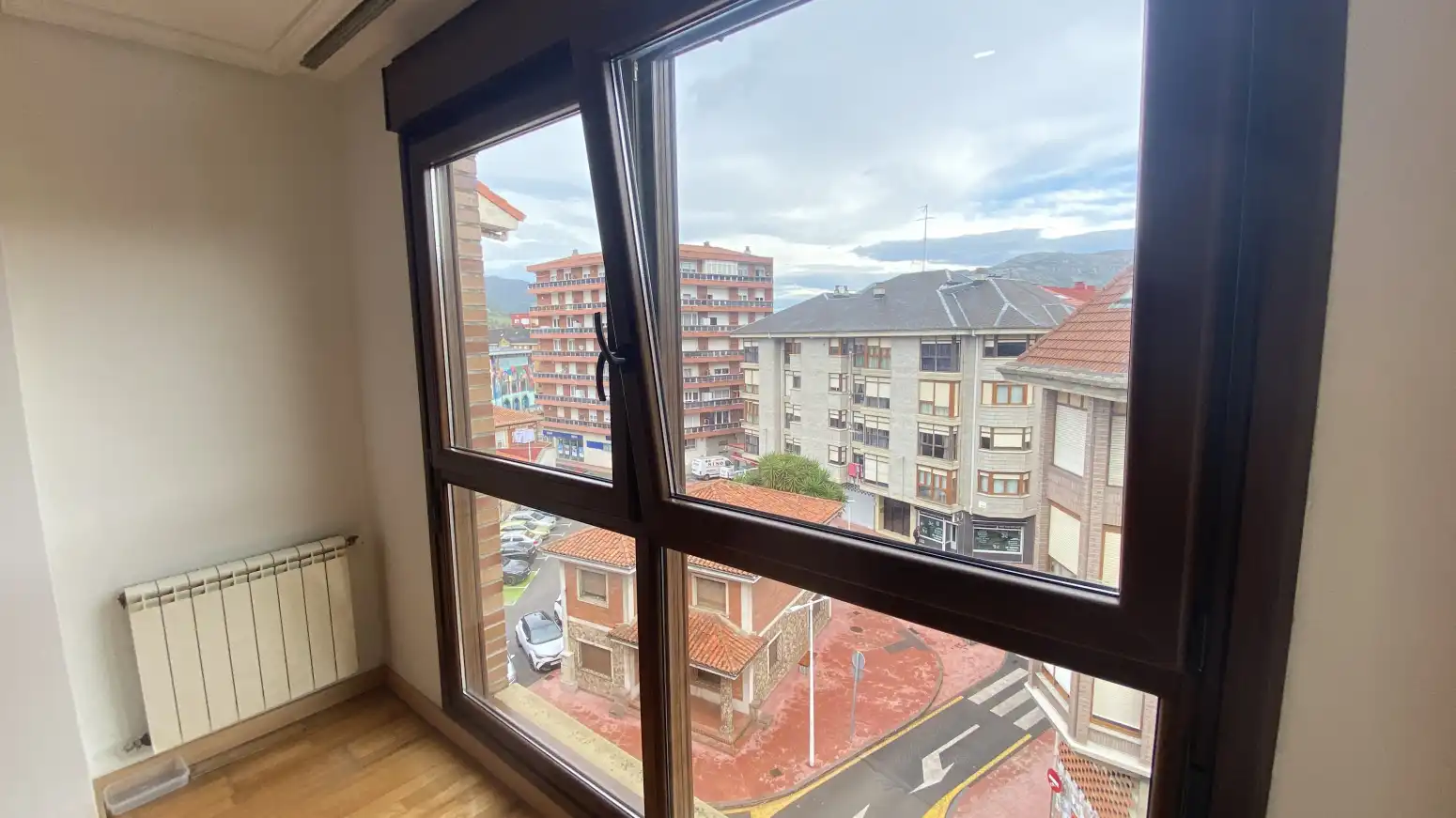 Außenansicht von Wohnung zum Verkauf in Los Corrales de Buelna  mit Heizung, Parkett und Möbliert