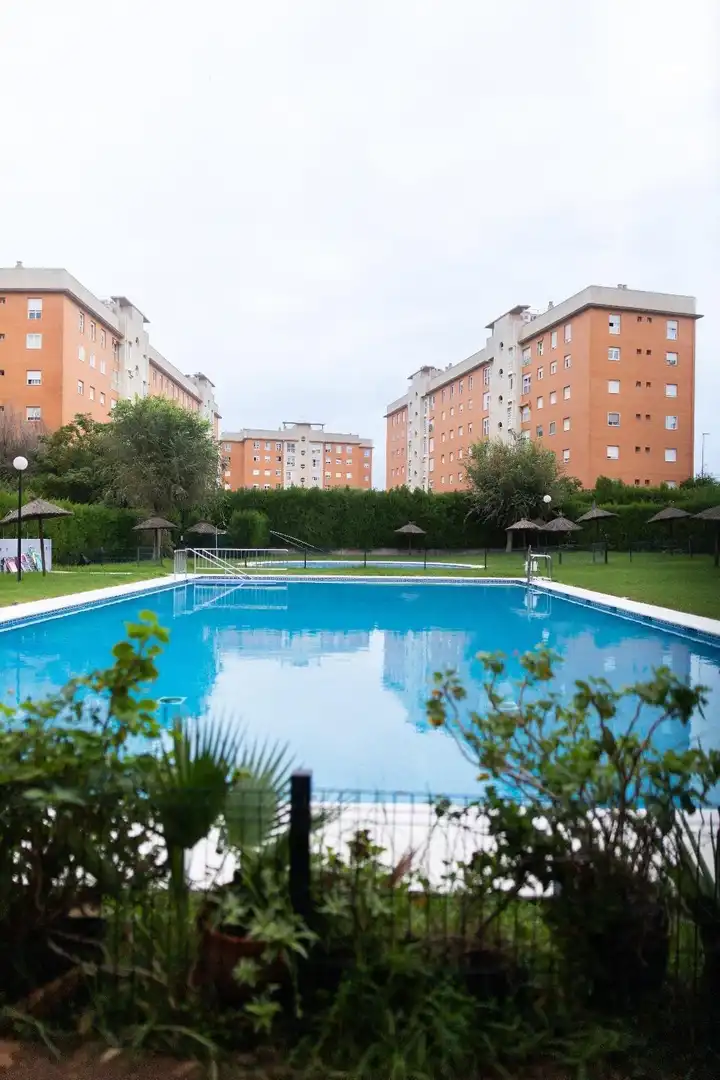 Piscina de Pis en venda en Sevilla amb Aire condicionat, Jardí privat i Terrassa