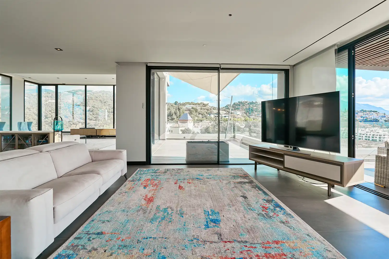 Sala de estar de Casa o chalet en venta en Benahavís con Aire acondicionado, Calefacción y Jardín privado