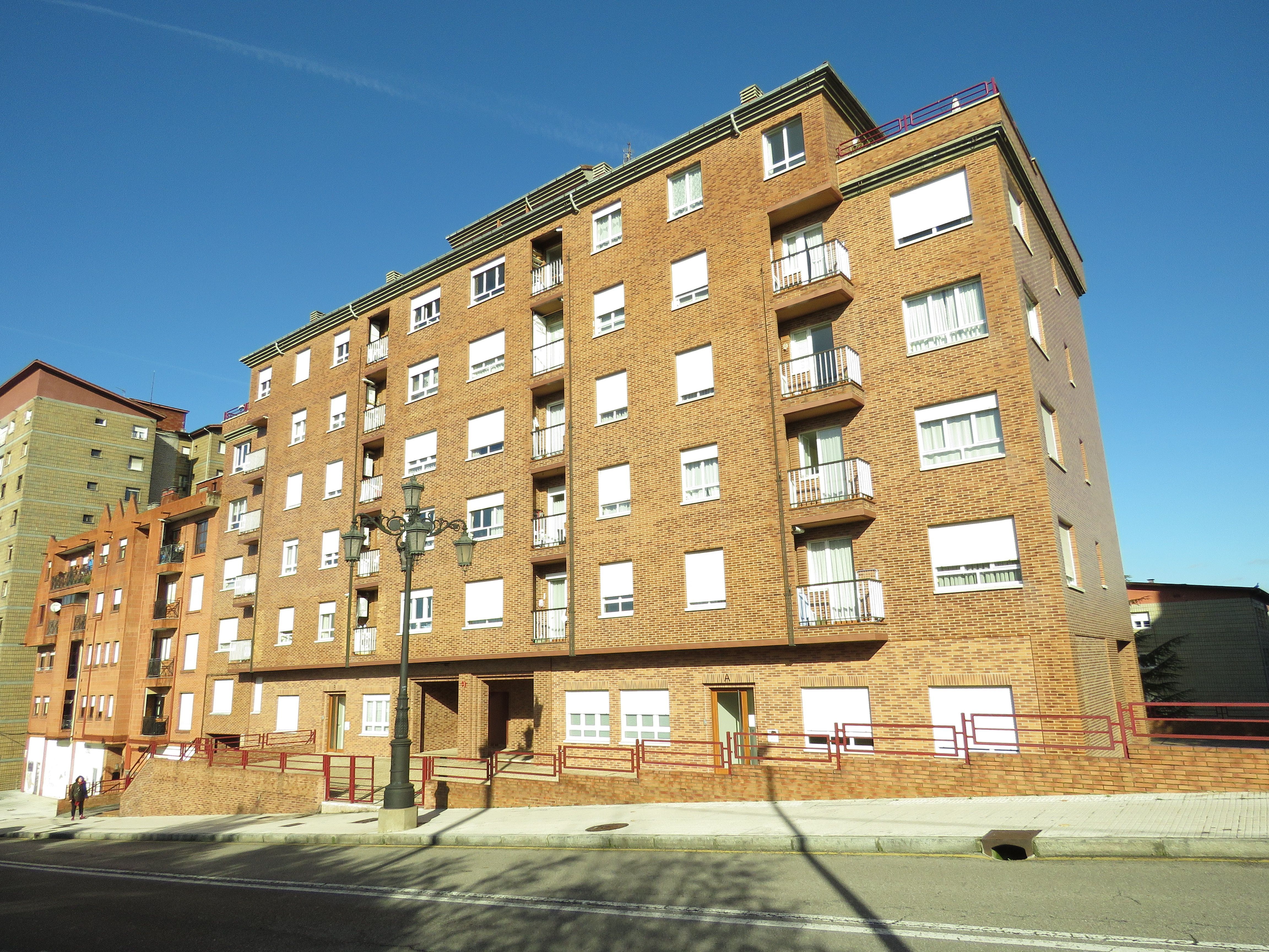 Vista exterior de Garatge de lloguer en Oviedo 