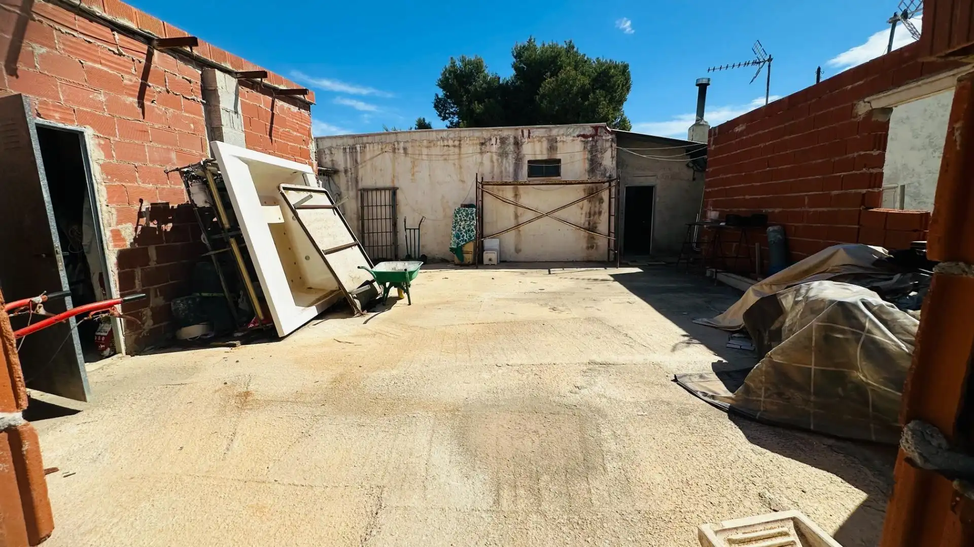 Vista exterior de Casa o xalet en venda en Elche / Elx amb Jardí privat, Traster i Piscina