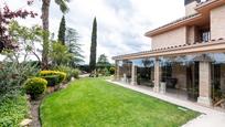 Jardí de Casa o xalet en venda en Las Rozas de Madrid amb Aire condicionat, Terrassa i Piscina