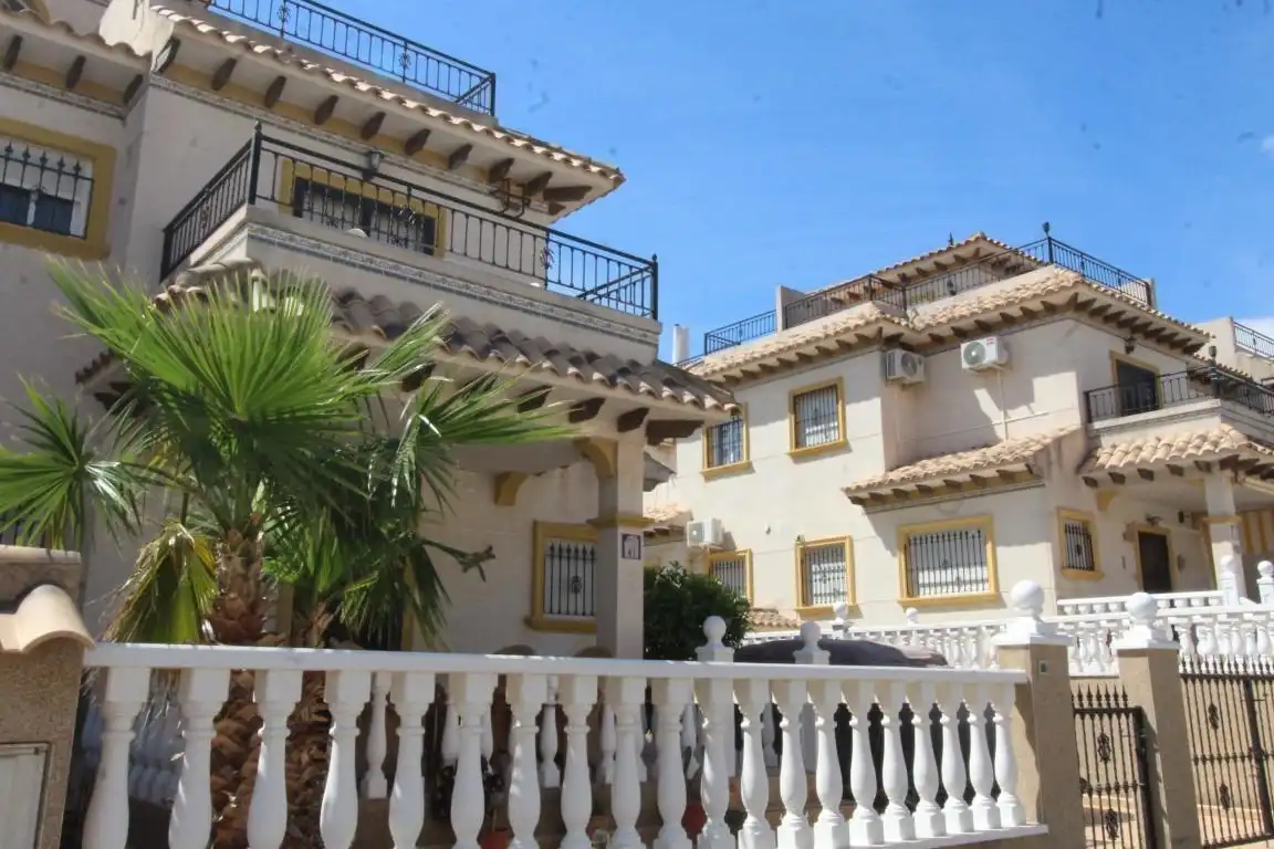Vista exterior de Casa adosada en venda en Orihuela amb Jardí privat, Terrassa i Moblat