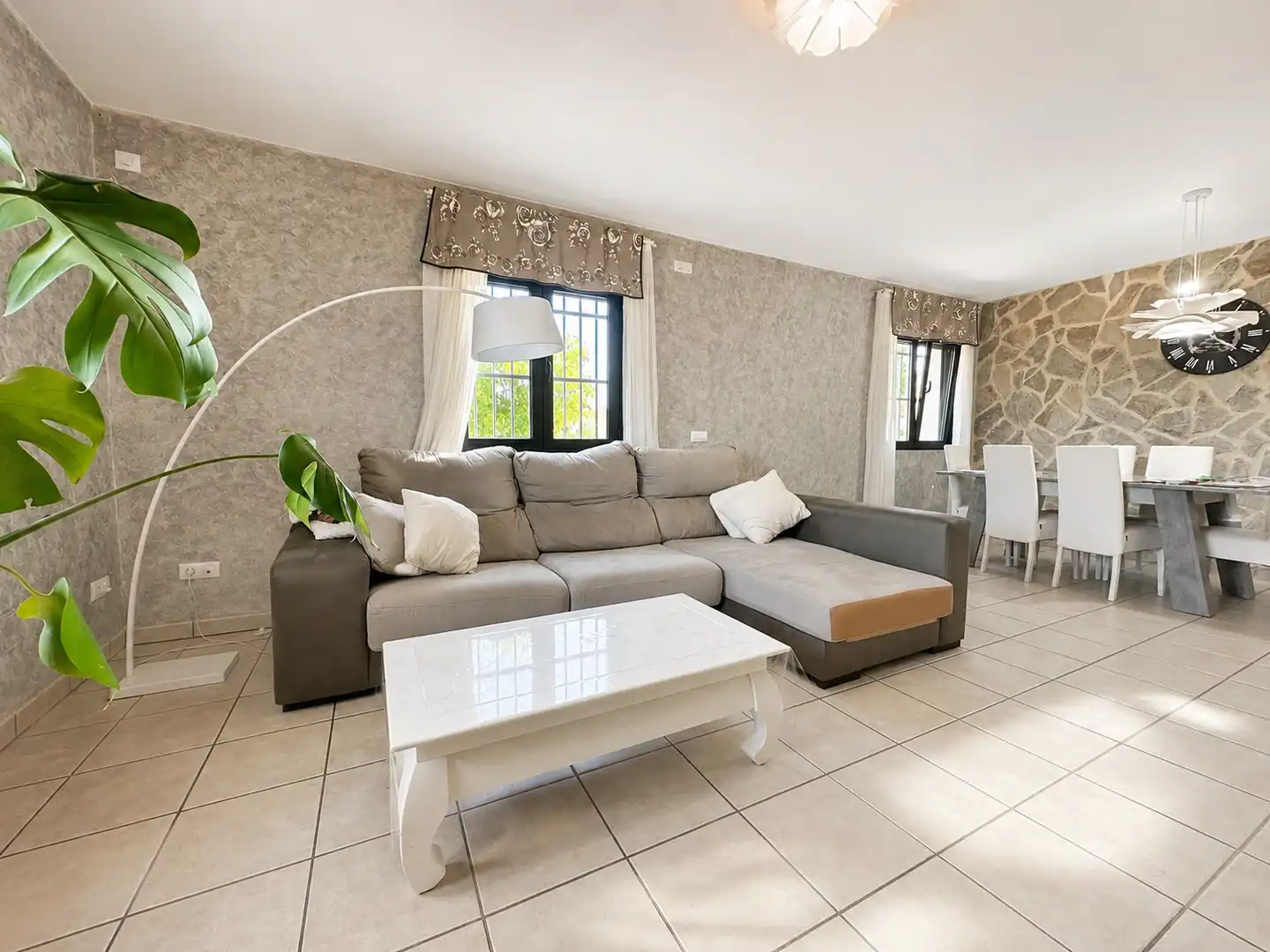 Sala de estar de Casa o chalet en venta en Nuevo Baztán con Aire acondicionado, Calefacción y Jardín privado