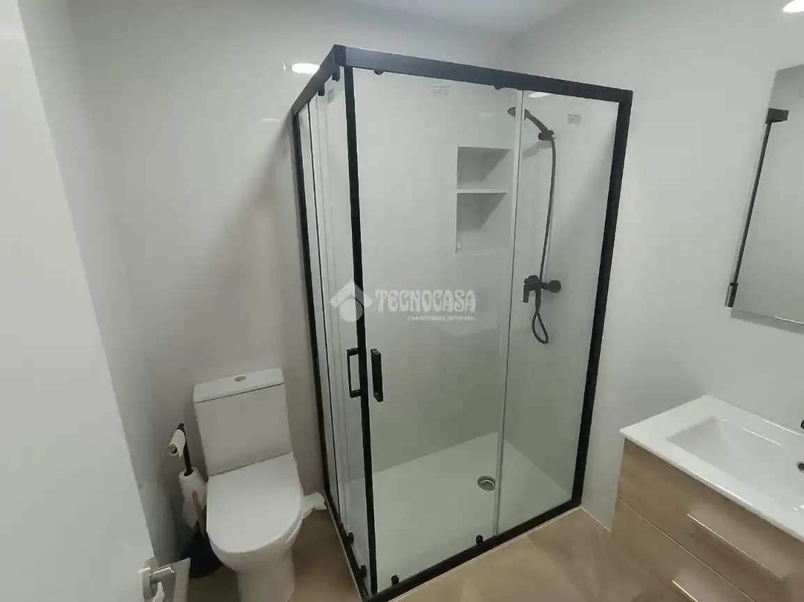 Bathroom of Flat for rent in Sevilla  with Air Conditioner and Balcony