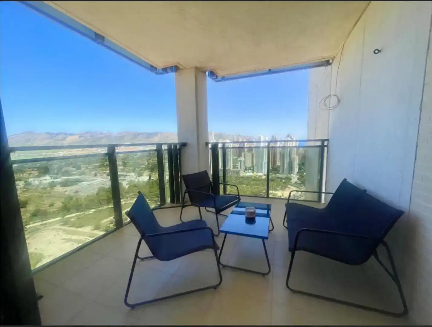 Terrassa de Pis de lloguer en Benidorm amb Aire condicionat, Piscina i Moblat