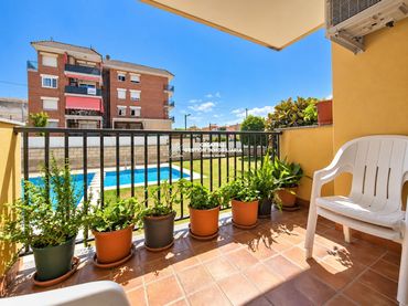 Pis amb piscina en venda a Baixador 65