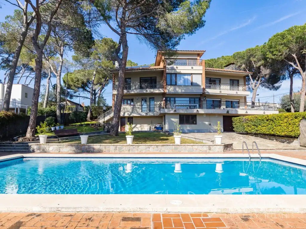 Vista exterior de Casa o chalet en venta en Sant Cugat del Vallès con Calefacción, Jardín privado y Terraza