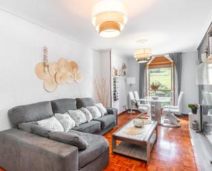 Sala d'estar de Pis en venda en Cangas de Onís amb Calefacció, Parquet i Traster