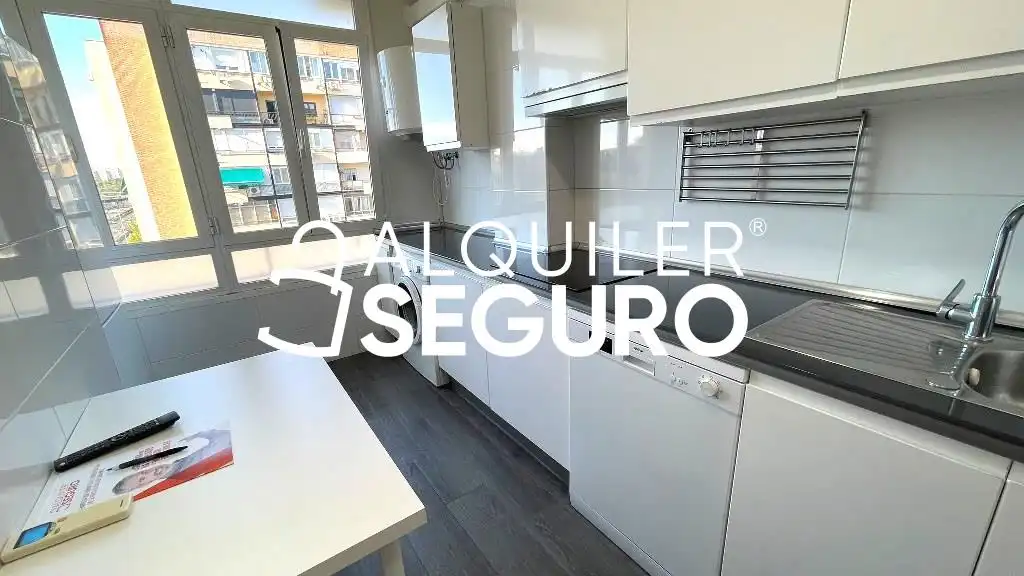 Cuina de Pis de lloguer en Madrid amb Aire condicionat, Calefacció i Terrassa