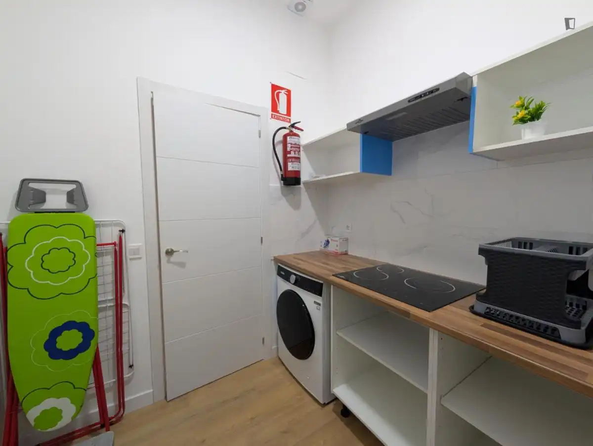 Cuina de Apartament per a compartir en Madrid amb Moblat i Rentadora