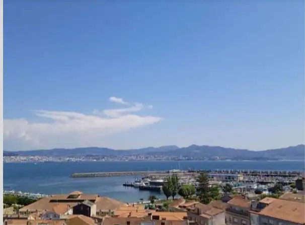 Vista exterior de Àtic de lloguer en Cangas  amb Calefacció, Terrassa i Moblat