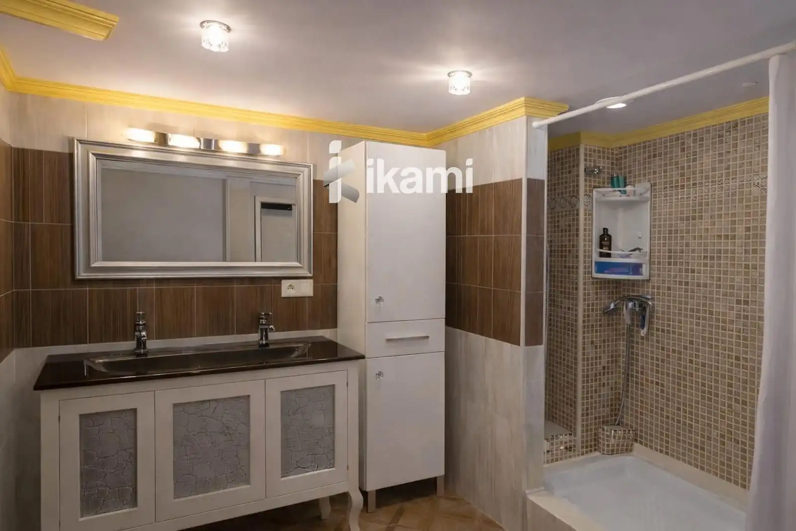 Bathroom of Garage for sale in Oliva
