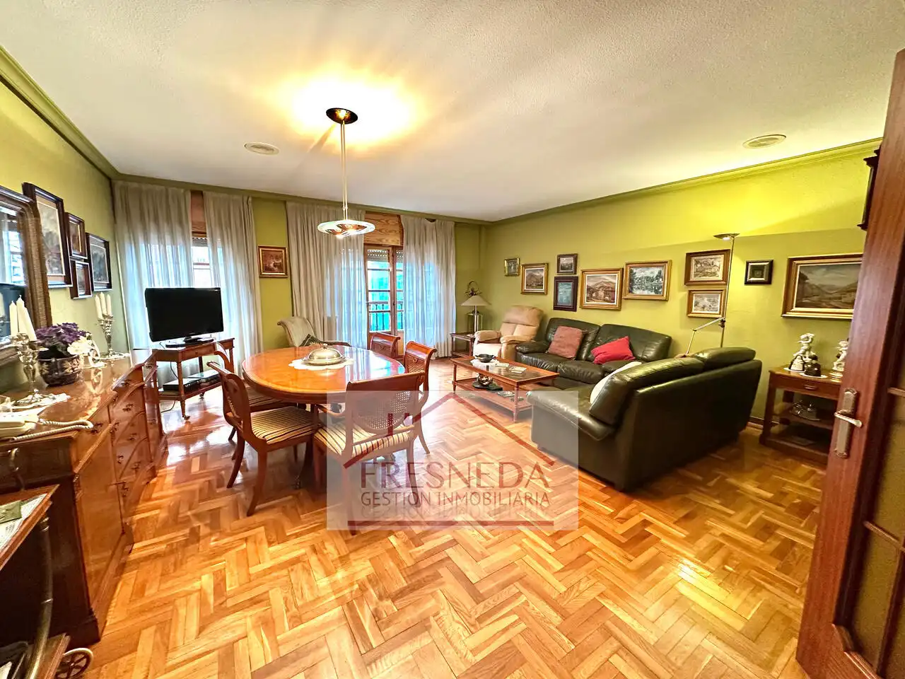 Sala de estar de Piso en venta en Oviedo  con Calefacción, Terraza y Trastero