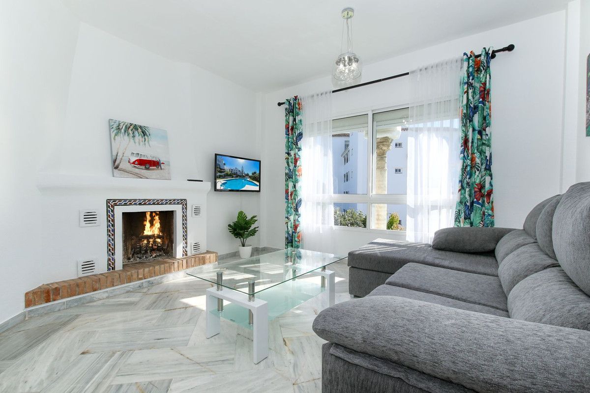 Sala d'estar de Àtic de lloguer en Mijas amb Aire condicionat, Jardí privat i Terrassa