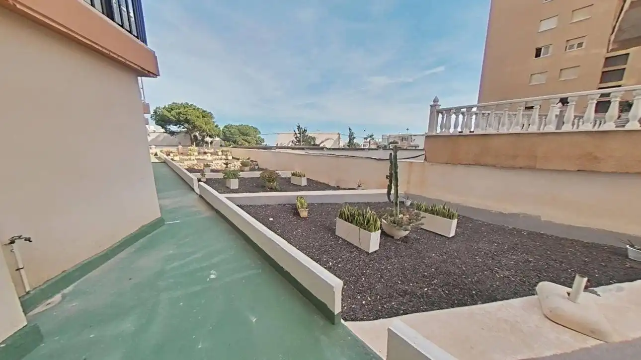 Terrassa de Planta baixa en venda en Torrevieja amb Aire condicionat, Calefacció i Jardí privat