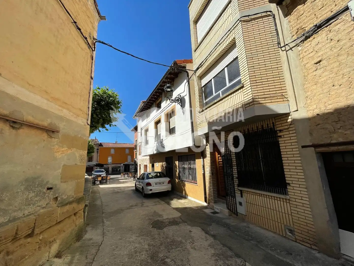 Außenansicht von Haus oder Chalet zum Verkauf in Castañares de Rioja mit Terrasse und Abstellraum