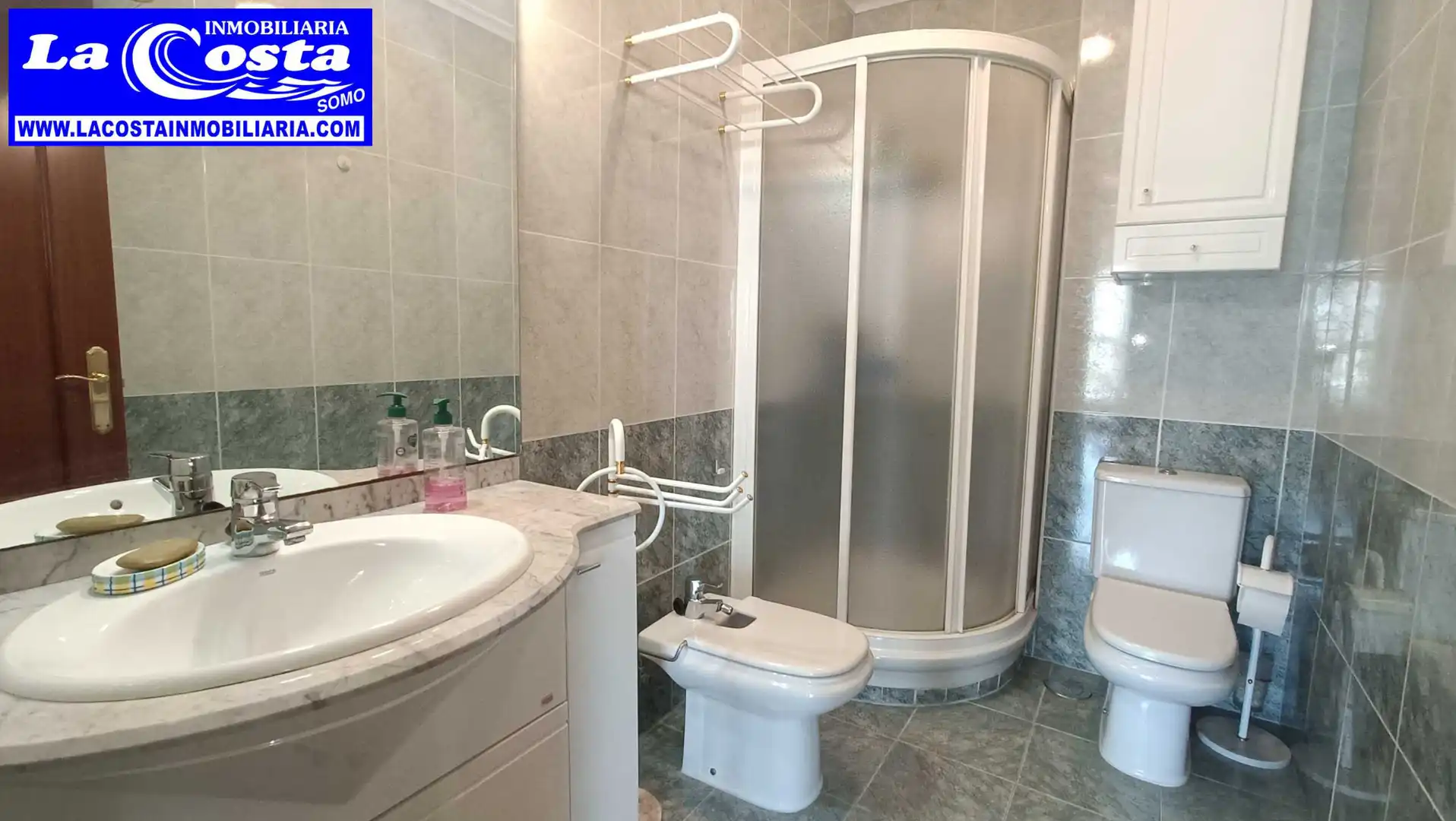 Badezimmer von Wohnung zum Verkauf in Ribamontán al Mar mit Heizung, Ofen und Waschmaschine