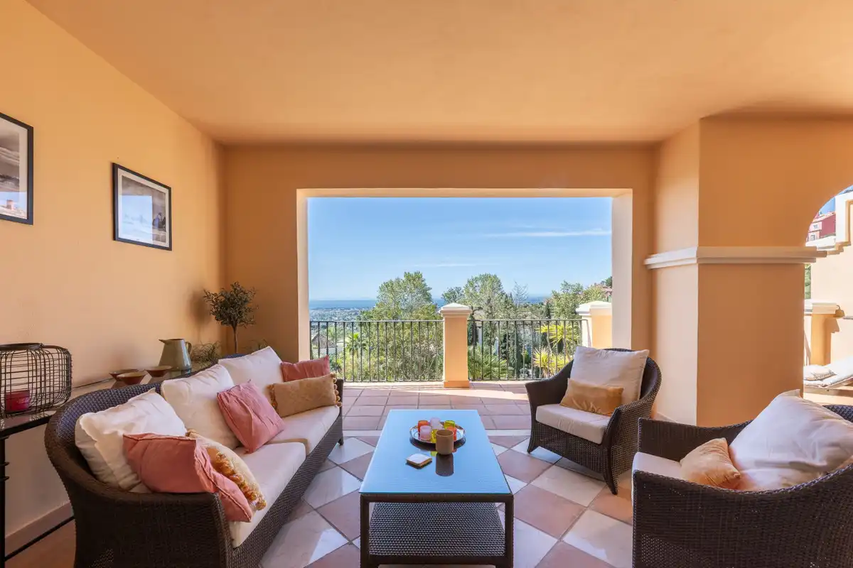 Piso con terraza en venta en Urbanizacion el Herrojo 2