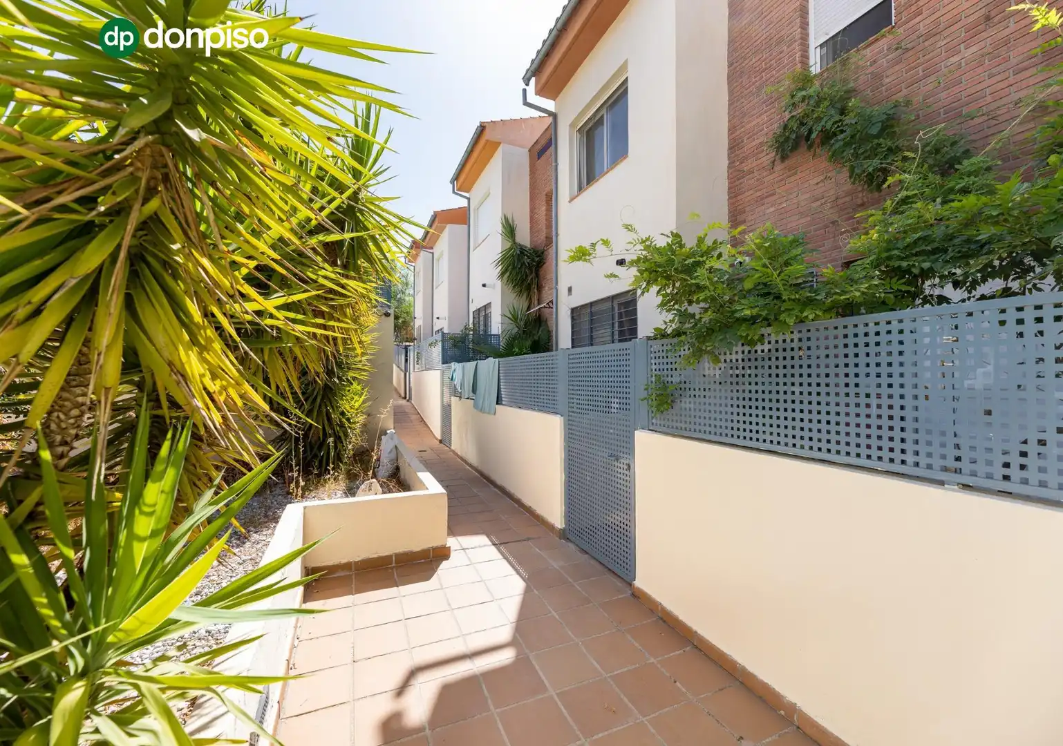 Vista exterior de Casa adosada en venta en Granada con Aire acondicionado, Calefacción y Piscina comunitaria