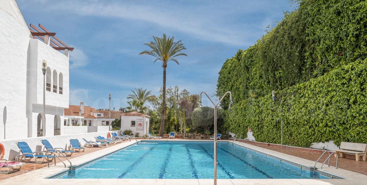 Swimming pool of Flat for sale in Marbella  with Air Conditioner, Heating and Private garden
