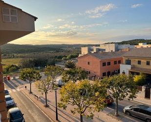 Vista exterior de Pis de lloguer en La Riera de Gaià amb Parquet