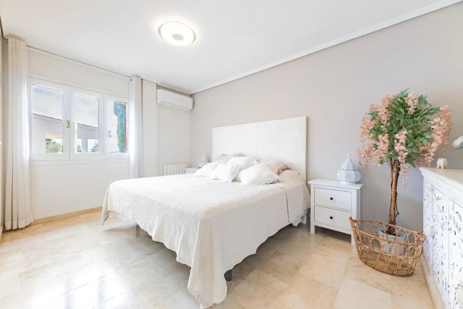 Dormitori de Casa o xalet en venda en Requena amb Jardí privat, Terrassa i Piscina