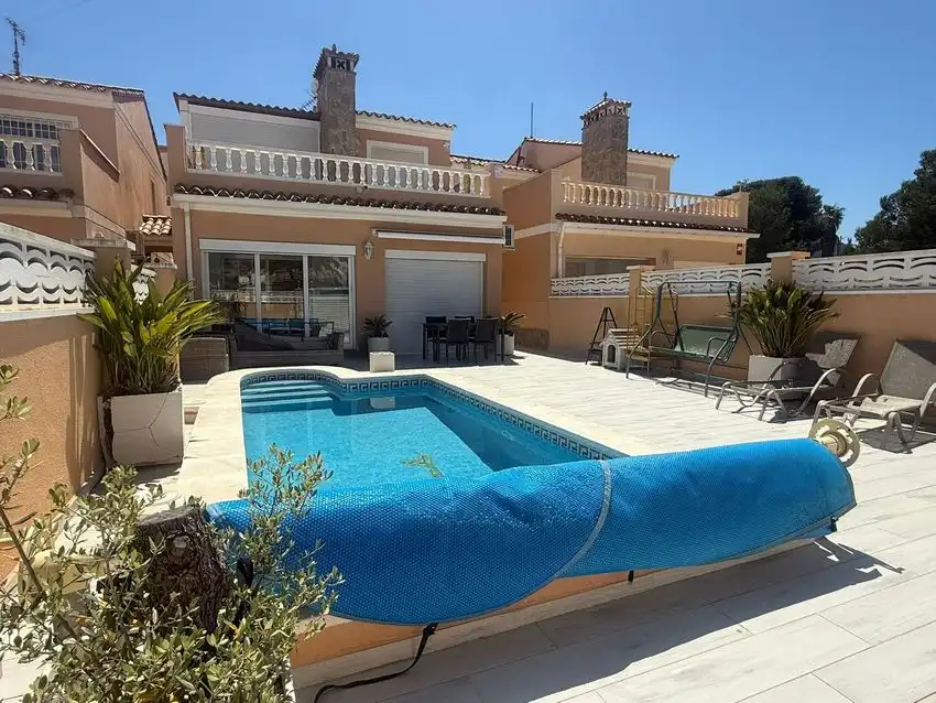House with pool for sale in Miami Platja