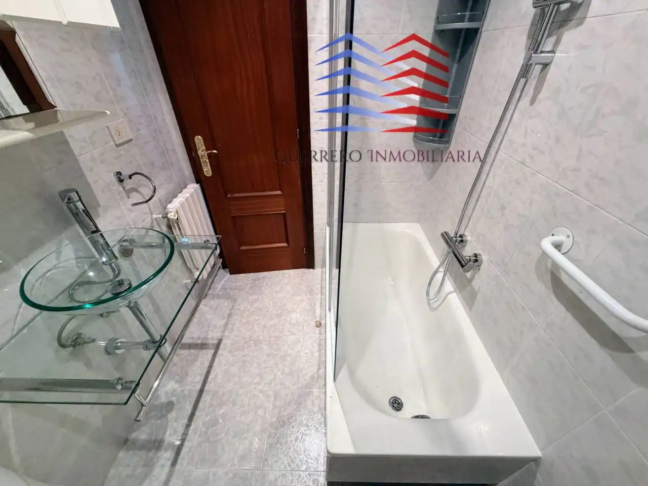Bathroom of Flat for rent in Ourense Capital   with Heating, Terrace and Furnished