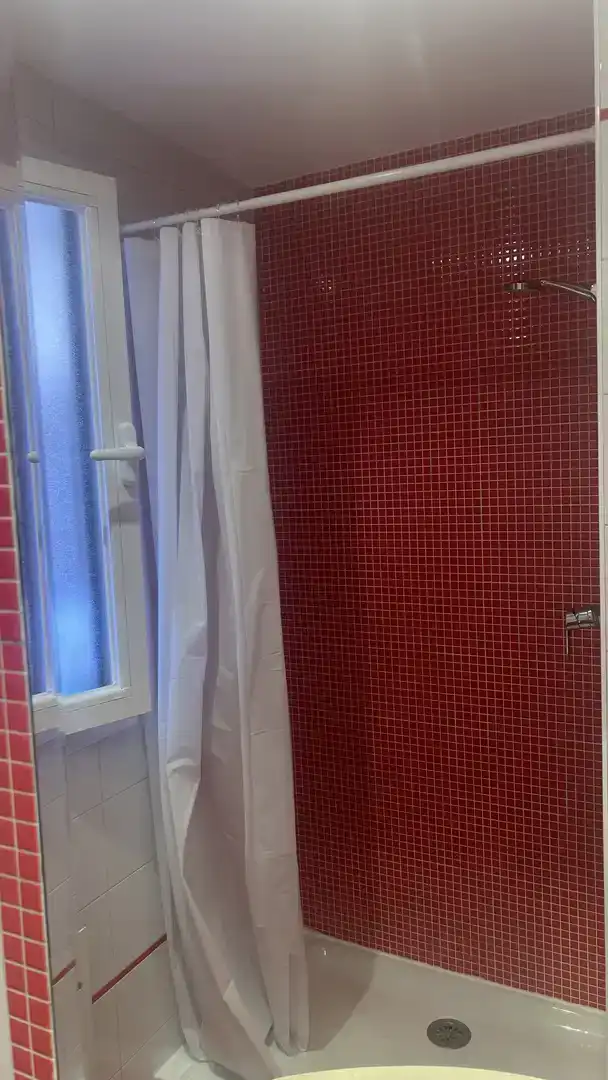 Baño de Piso para compartir en Madrid con Aire acondicionado, Amueblado y Balcón