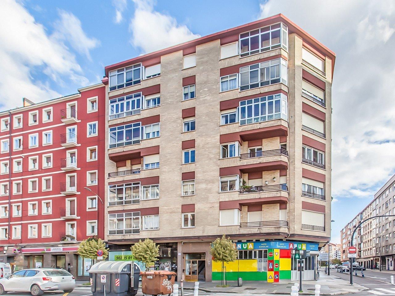 Vista exterior de Local en venda en Vitoria - Gasteiz